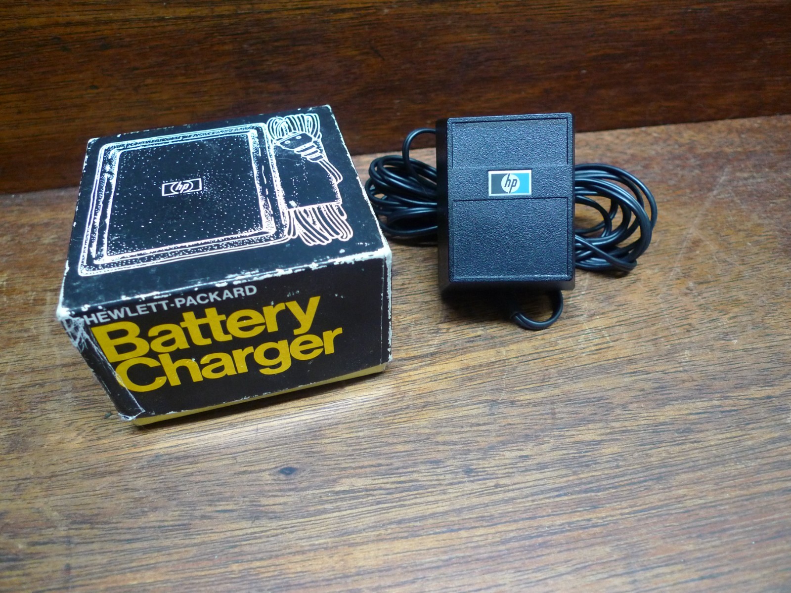 HP 82041A CALCULATOR CHARGER WITH BOX WORKS PERFECTLY