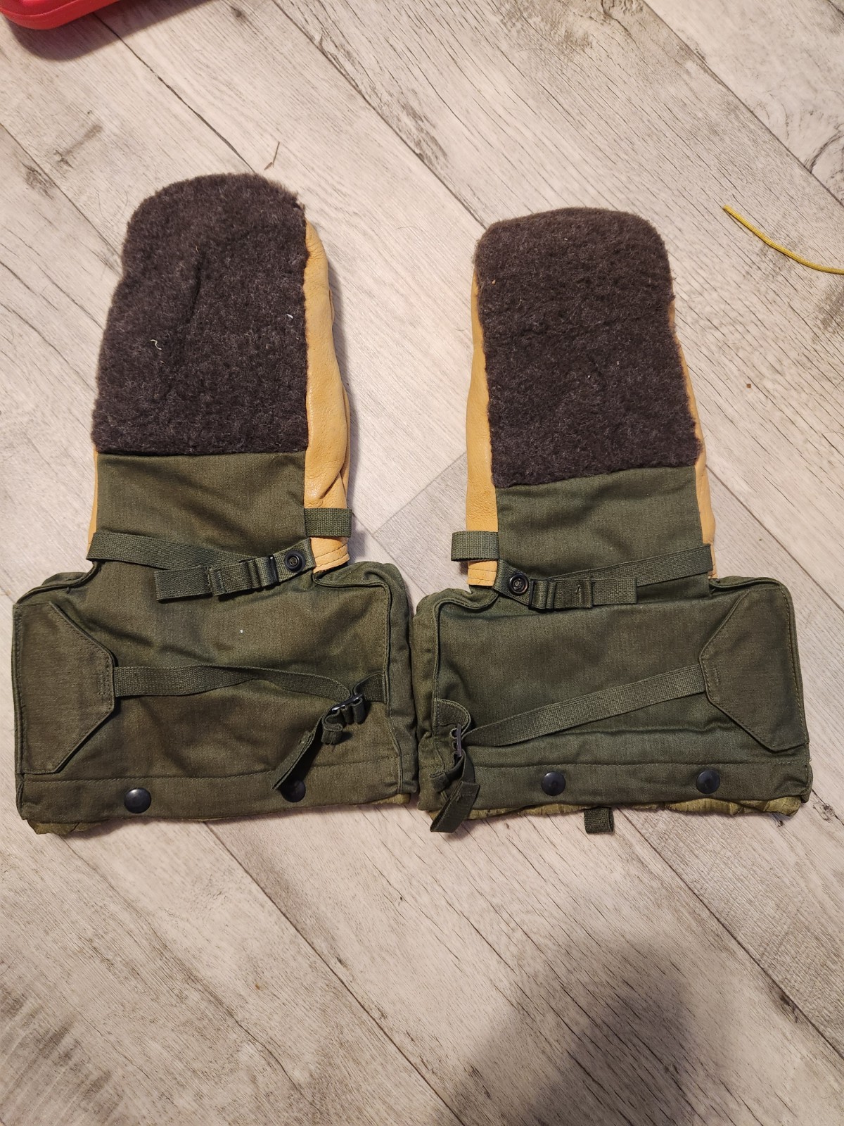 New USGI Army Arctic Extreme Cold Weather  Mittens Small with Liner