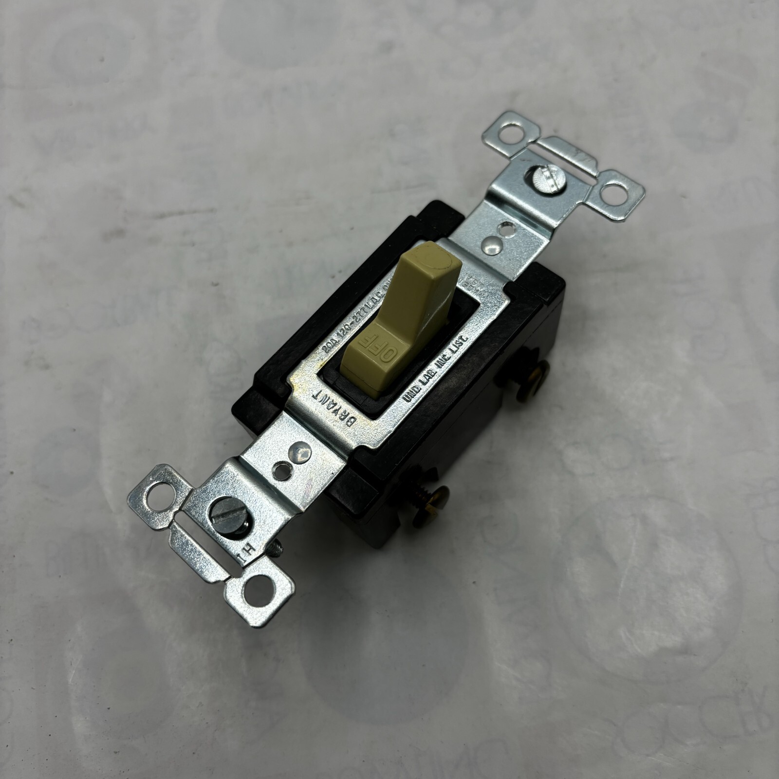 BRYANT CS120-BI SINGLE POLE IVORY TOGGLE AC SWITCH 20A 120/277V CS120BI QTY:1 ⭐