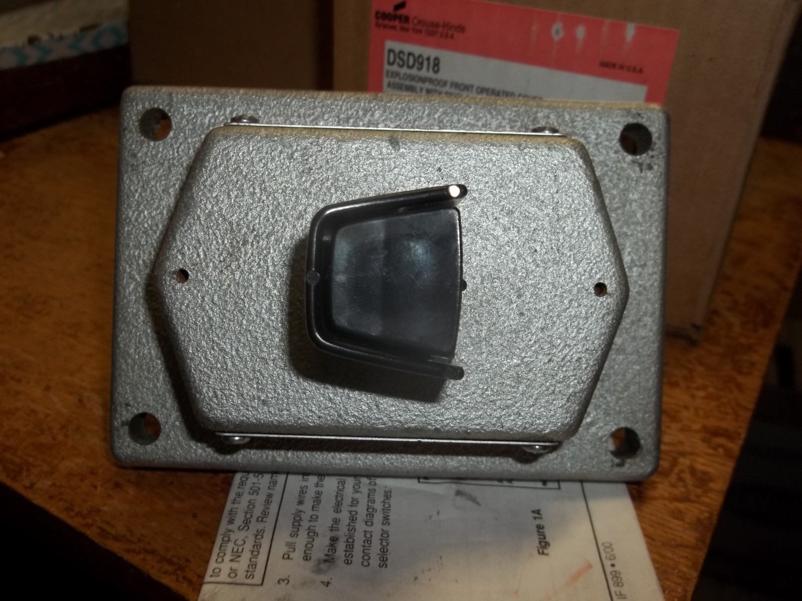 COOPER DSD918 EXPLOSION PROOF FRONT OPERATED COVER W/ SINGLE PUSHBUTTON (488)