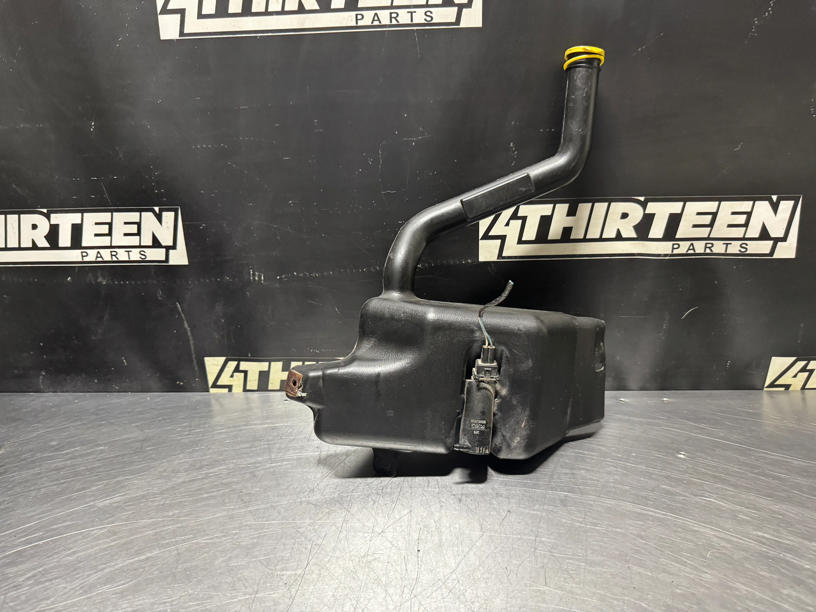 2004-2006 PONTIAC GTO WINDSHIELD WASHER AND PUMP RESERVOIR 4053229 OEM #N323