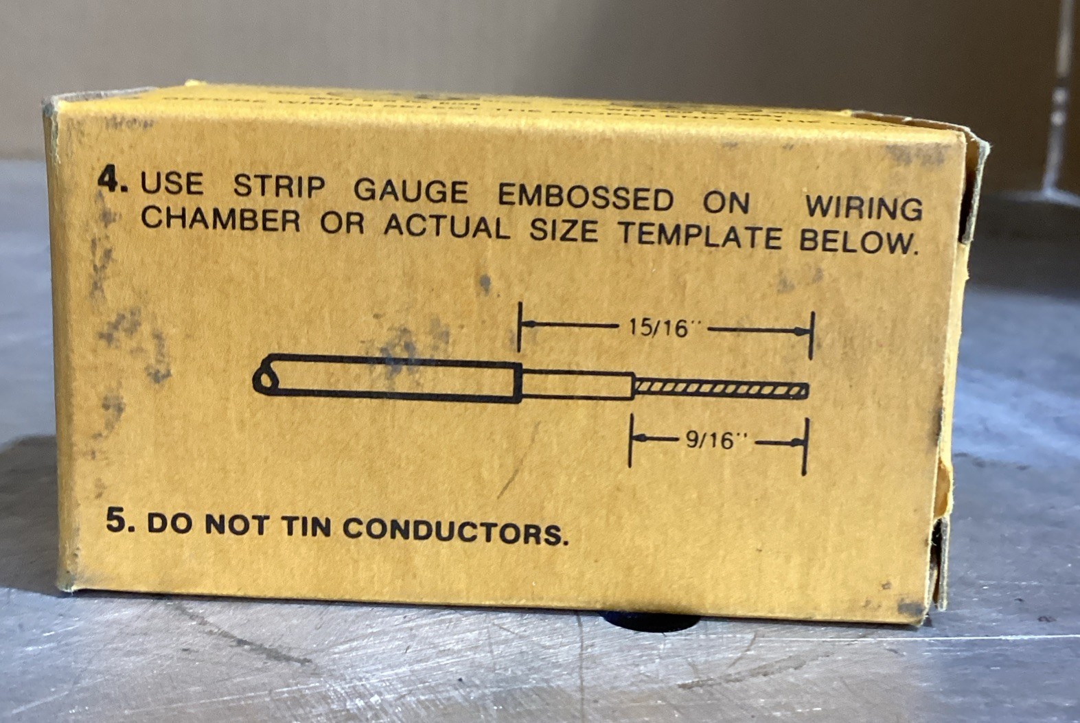Hubble PN 4720-C DEAD FRONT PLUG, INSULGRIP, TWIST LOCK.