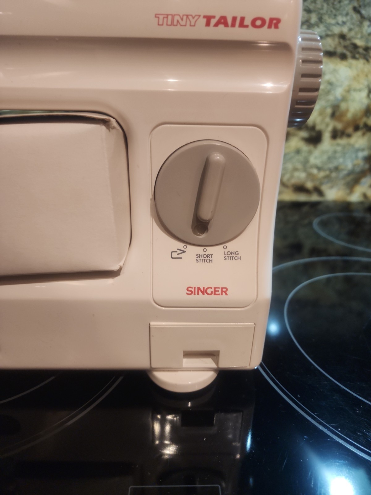 Singer Tiny Tailor Mending Machine TT600A in Original Box Sewing