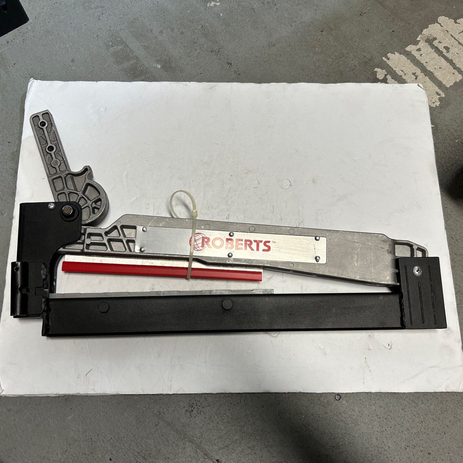 ROBERTS 10-60 Flooring Cutter, Includes 9-Inch Blade Replacement