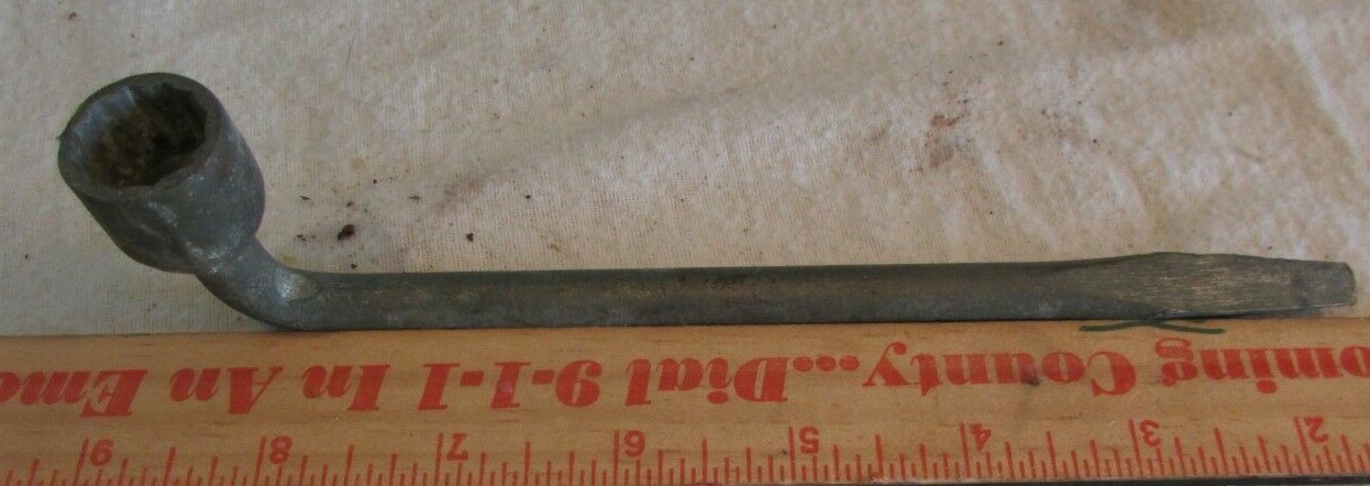 Vintage Collectible  CLOSED Wrench /SCREWDRIVER TOOL