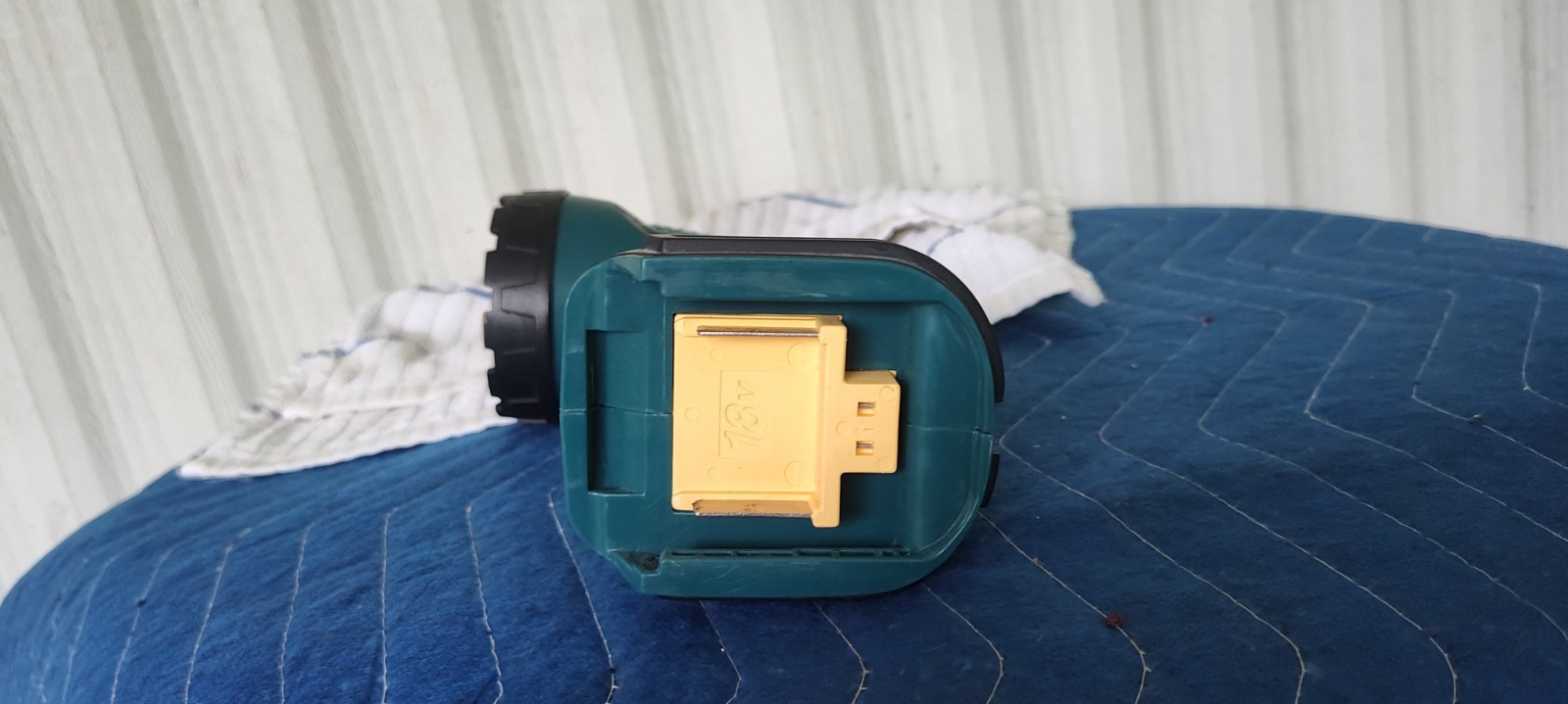 Makita BML185!18-Volt LXT Lithium-Ion Cordless 12 L.E.D. Flashlight