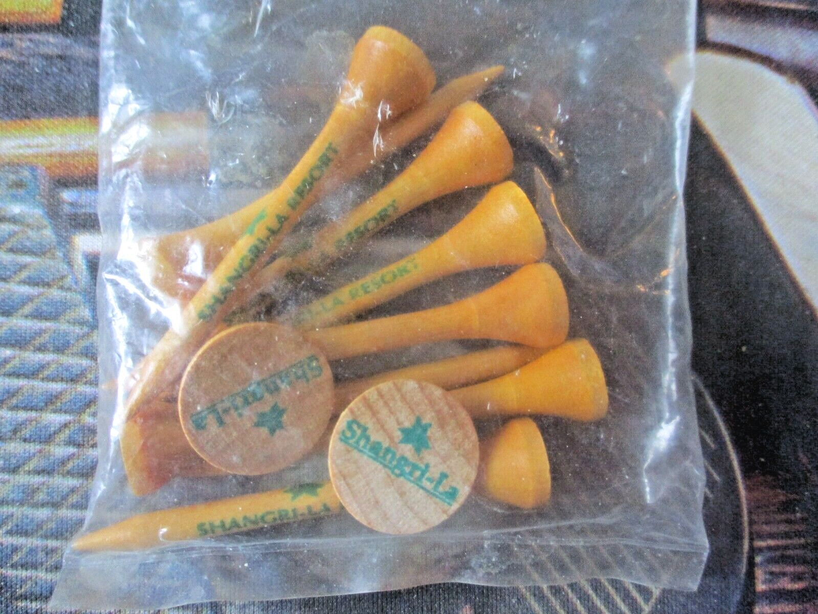 vtg - 10 piece lot - SHNAGRI-LA GOLF RESORT Packet - Ball Markers - Tees