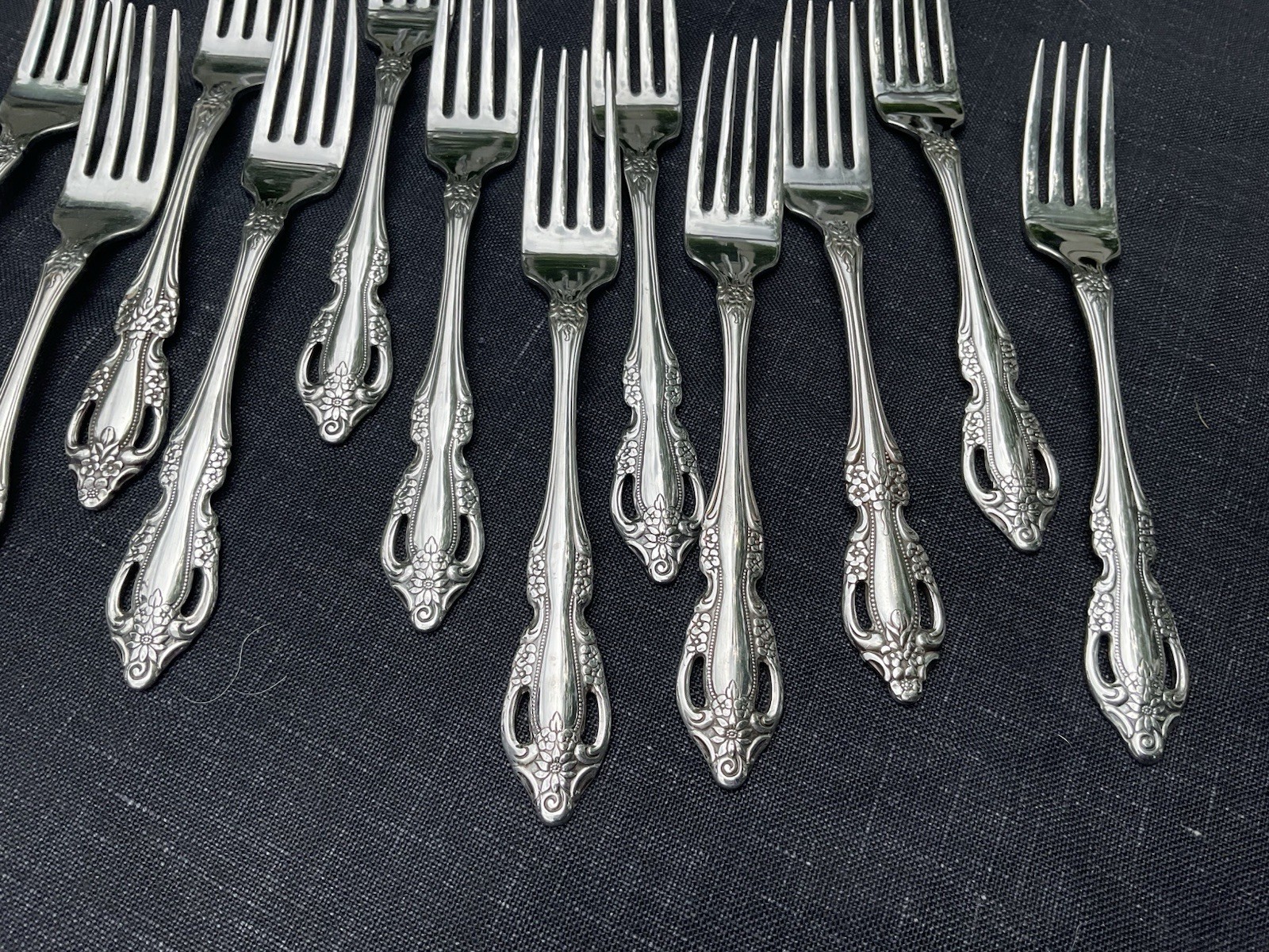 ONEIDA RAPHAEL Stainless Steel USA Flatware Set 101 Pieces