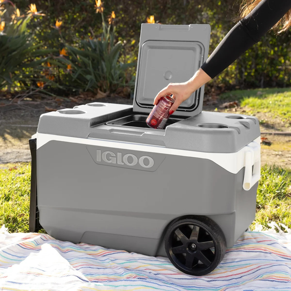 IGLOO COOLER WITH WHEELS ICE CHEST MAXCOLD BEVERAGE BEER DRINKS ROLLING 90QT NEW