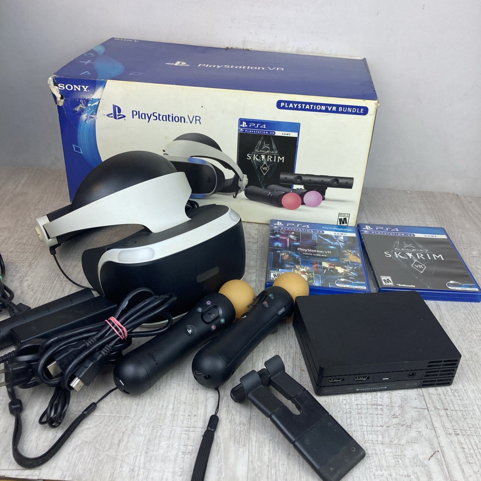 Sony PlayStation The Elder Scrolls V: Skyrim VR Headset Bundle w/ original box