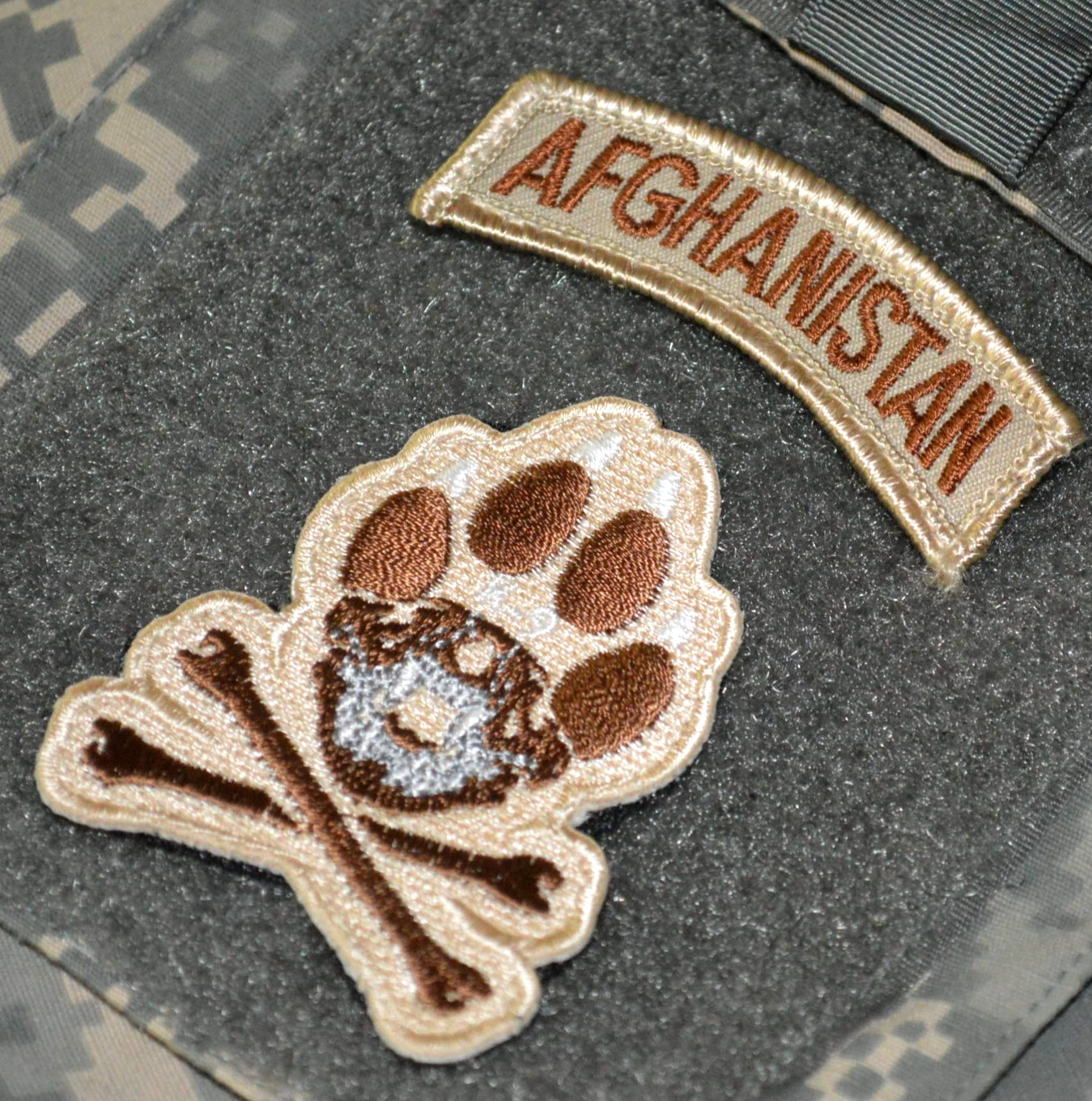 USMC EOD EXPLOSIVE DETECTION CANINE K-9 vêlkrö camo 2-PC: AFGHAN + DOG PAW PRINT