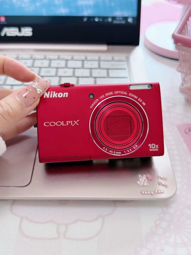 Nikon COOLPIX S6200 16.0MP Digital Camera 10 x Optical Zoom - Red