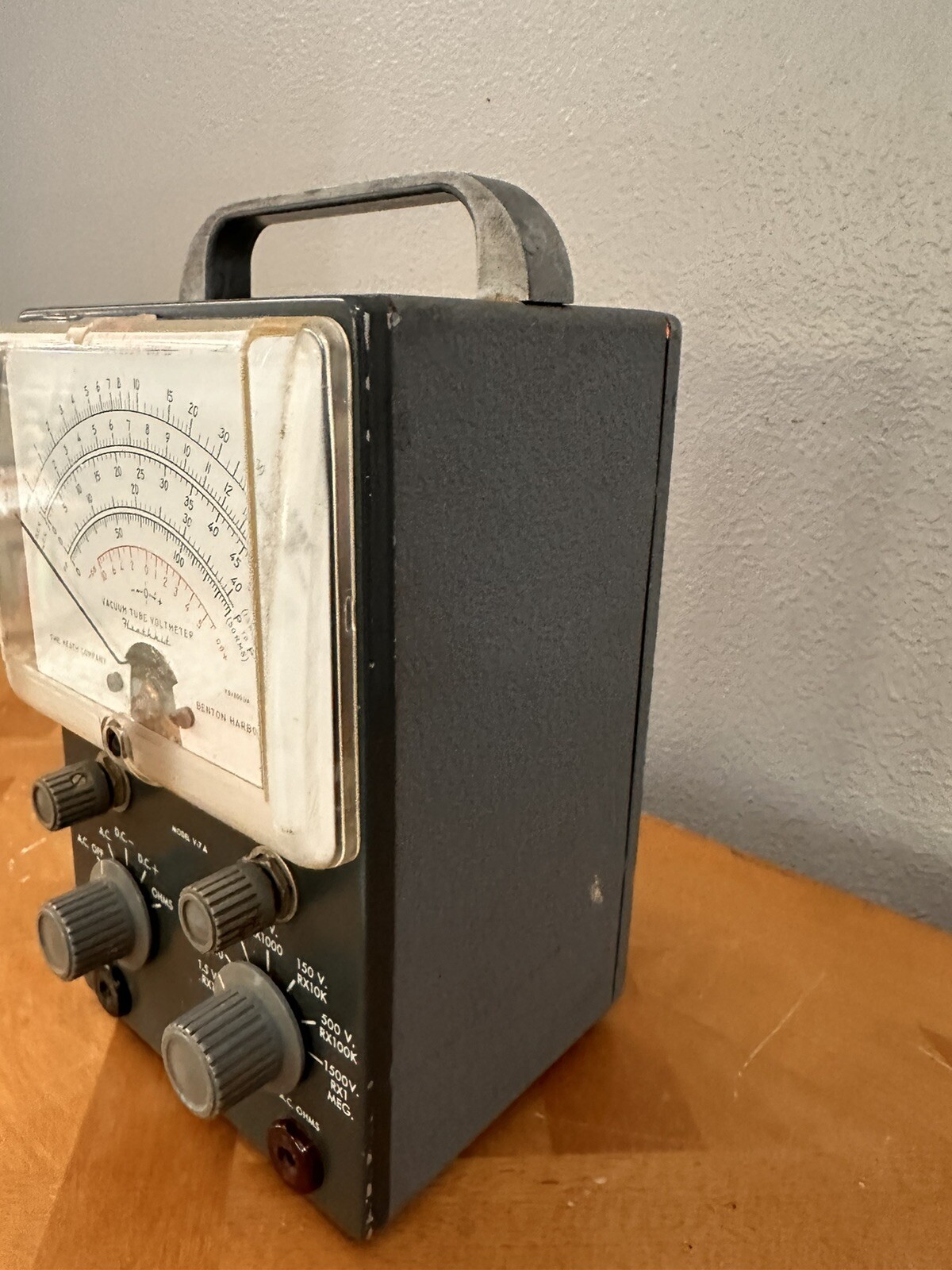 Vintage Heathkit VTVM Model V-7A Vacuum Tube Meter Powers On / Untested