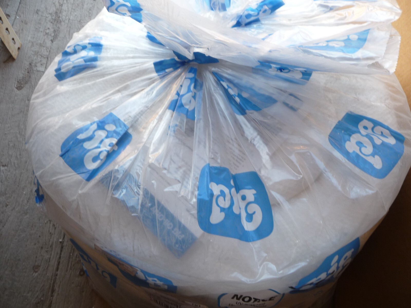 New Pig Oil-Only Absorbent Boom, 12 Gal, 5" Dia x 20' L, 2 Booms BOM408