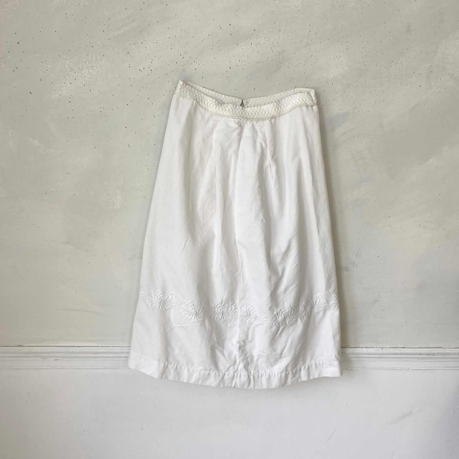 Woman's clothing Vintage white skirt heavy cotton 1960's