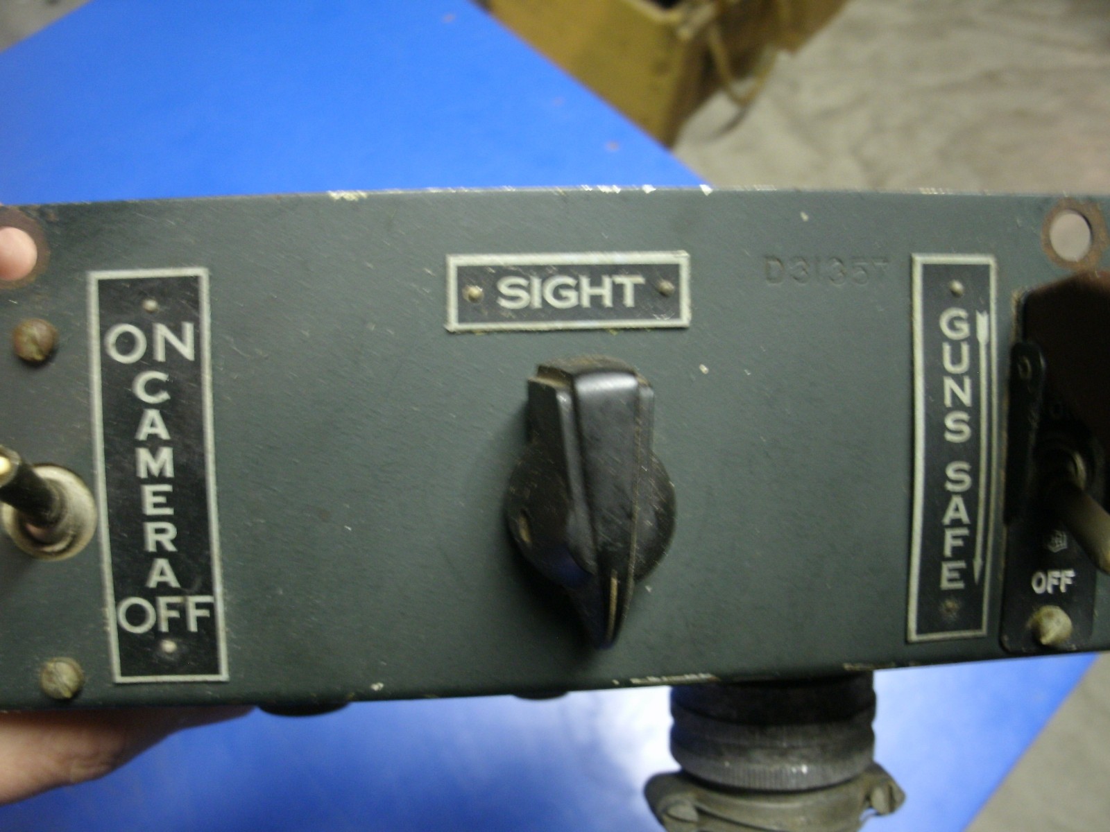 US AIRCRAFT GUN SIGHT - GUN CAMERA SWITCH W.W.II