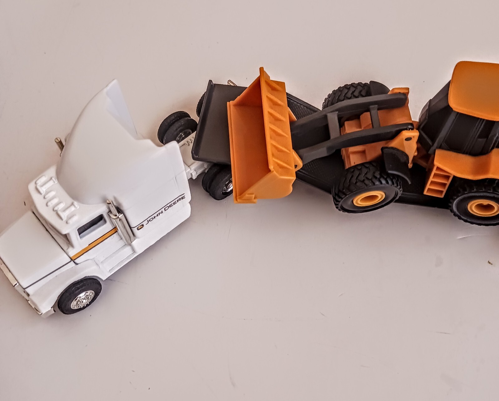ERTL JOHN DEERE SEMITRUCK WITH JOHN DEERE FRONT END LOADER