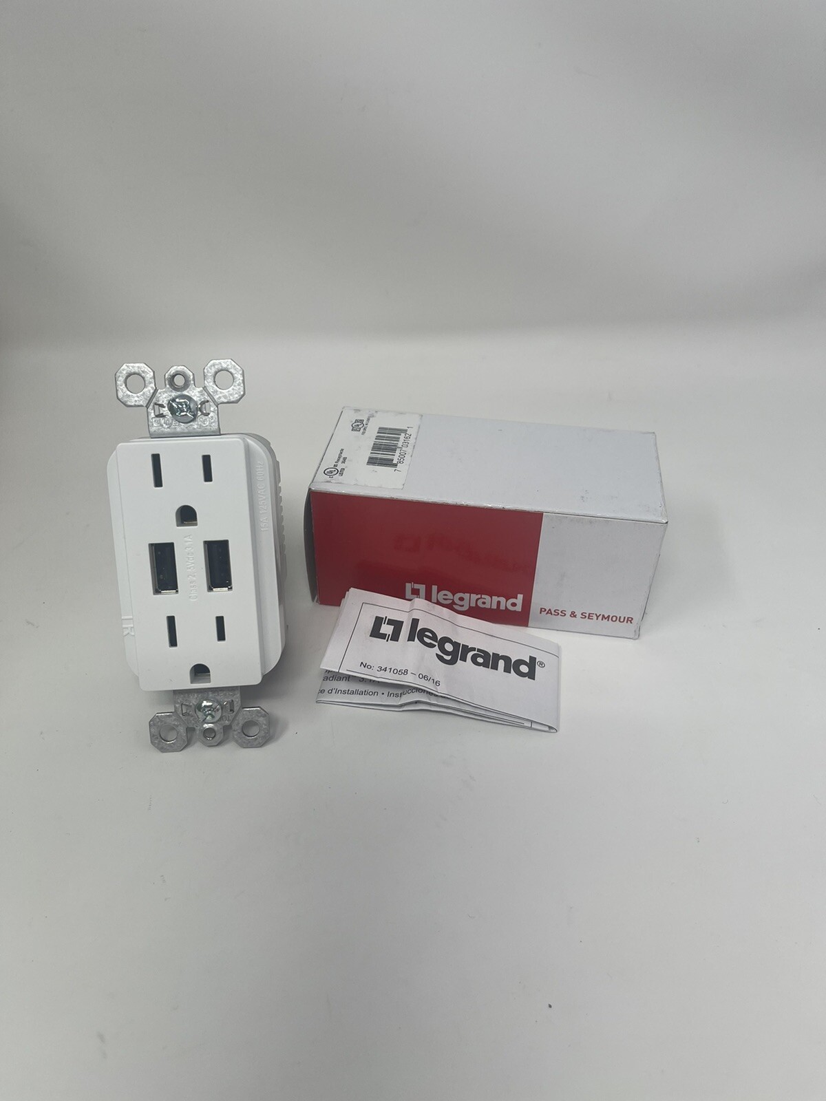 P&S White Tamper Resistant Decorator Duplex Outlet w/ USB Charger TR5262USB-W