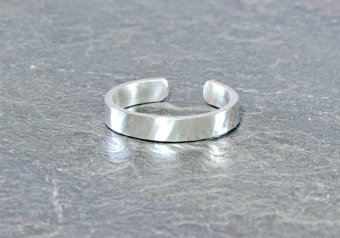 classic hammered  sterling silver toe ring