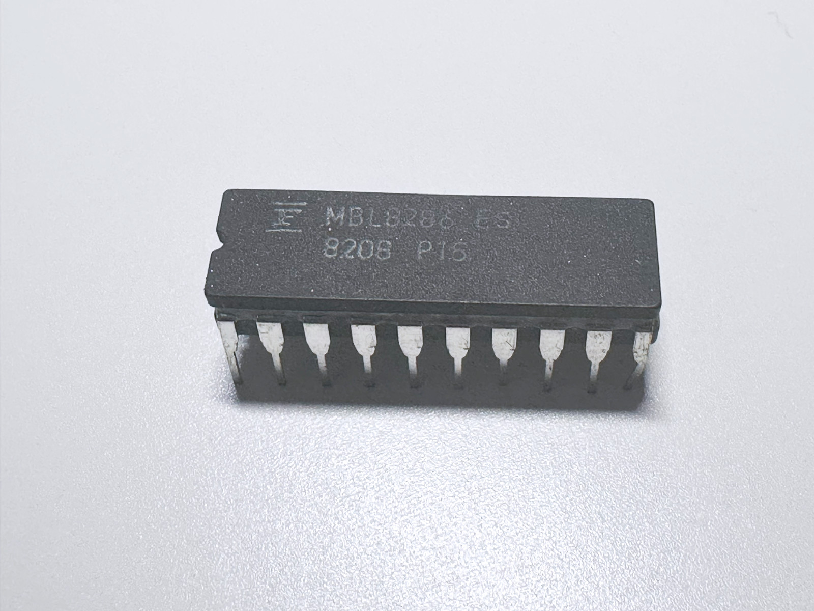 1X MBL8286 Fujitsu Octal Bus Transceiver 8-Bit Tri-State TTL Compatible DIP-20