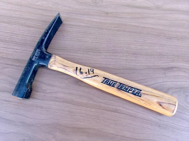 TRUE TEMPER USA. 11B BRICK HAMMER WITH WOODEN HANDLE & STONE CHISEL END NOS