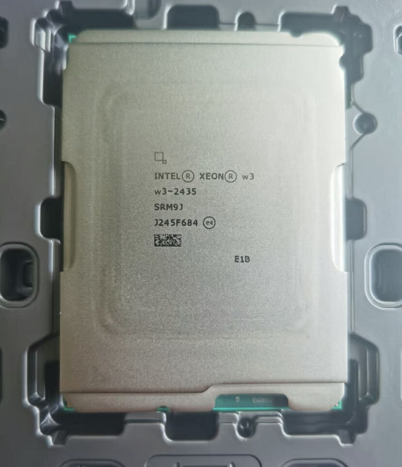 Intel Xeon w3-2435 QS CPU 8-core LGA 4677 up to 4.5 GHz