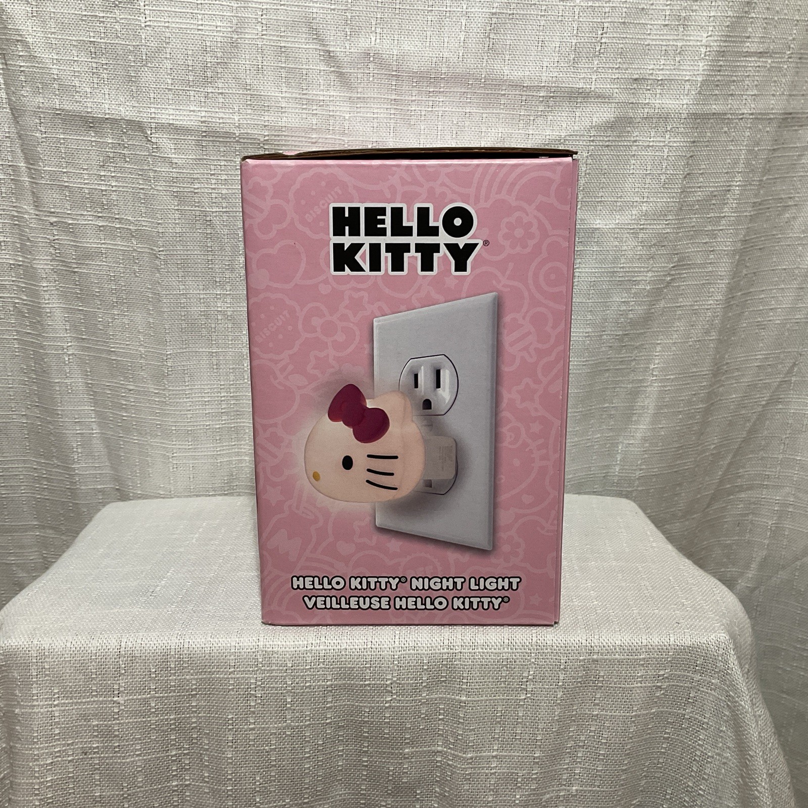 Hello Kitty Sanrio LED Wall Plug In Night Light with Light Sensor New In Box