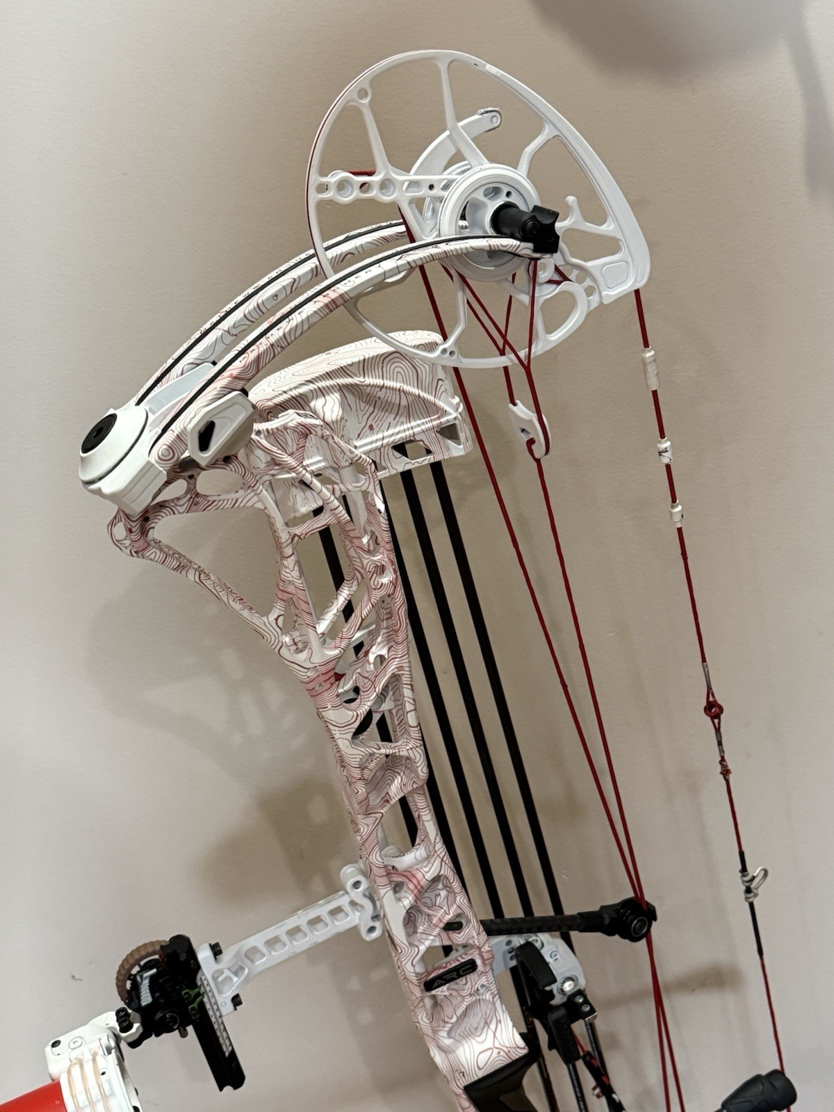 Mathews ARC 34 Compound Bow Right Hand 60 Loaded