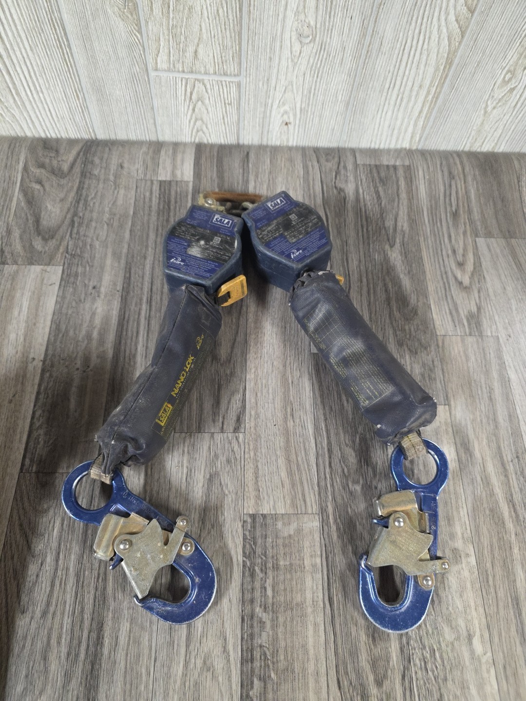 DBI-SALA Nano-Lok 6’ Twin Self Retracting Lifeline 3101276 Fall Arrest Roofing
