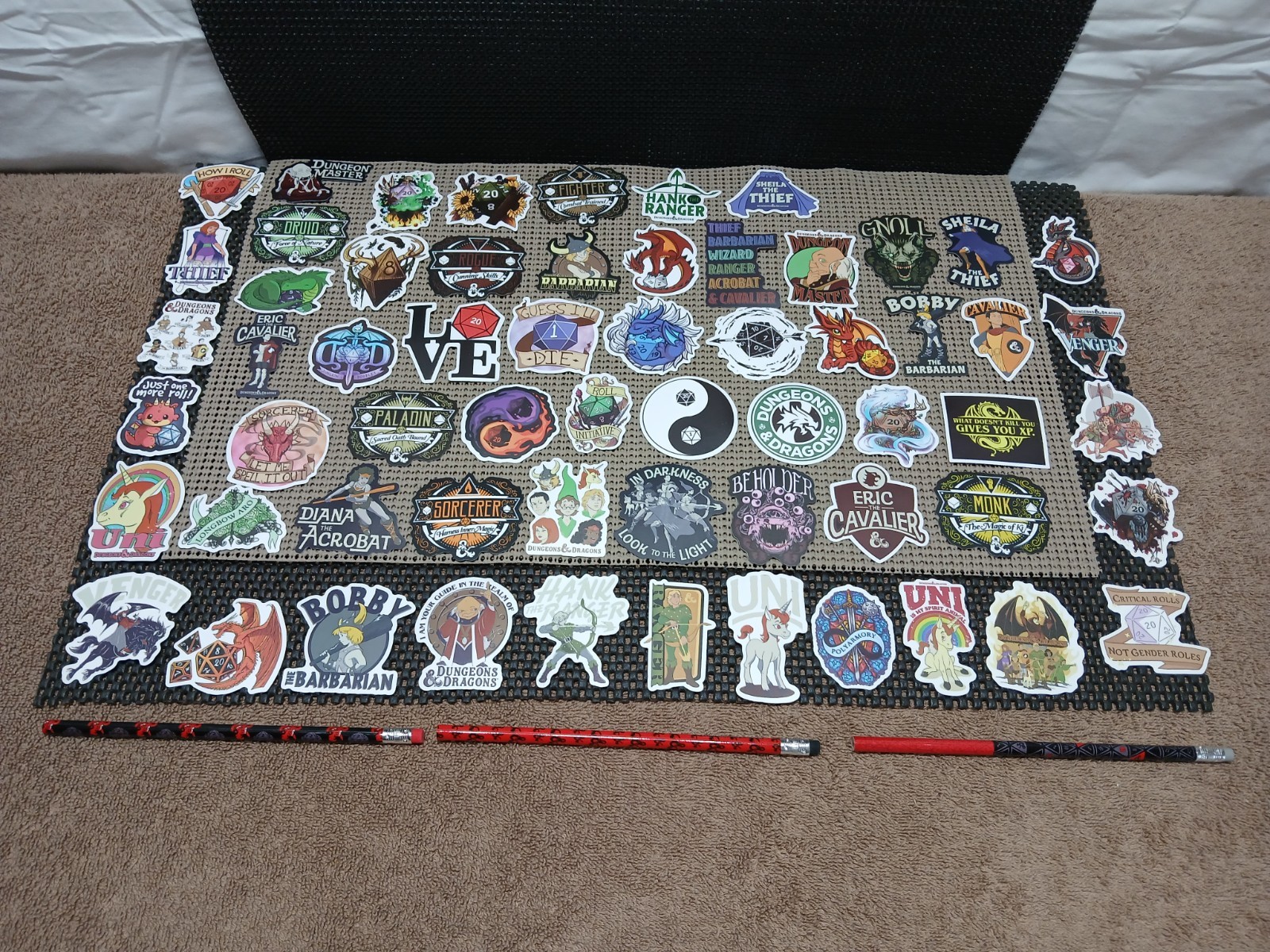 LOT OF 60+*DUNGEONS & DRAGONS*STICKERS*PENCILS*SP*NOS*OP*SAI
