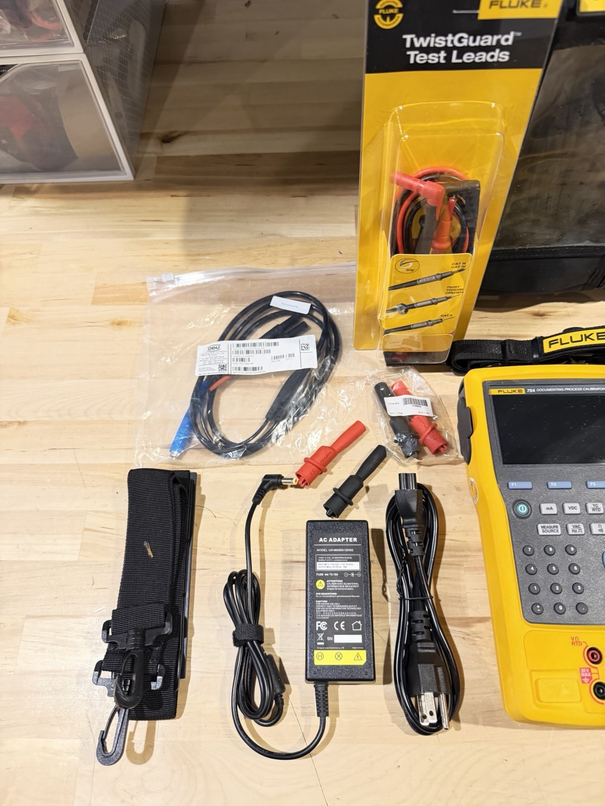 FLUKE 754 DOCUMENTING PROCESS CALIBRATOR W/ ACCESSORIES (TESTED) FREE SHIPPING