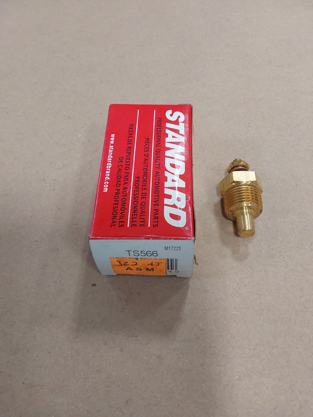 Standard Motor Products TS566 Coolant Temperature Sensor M32