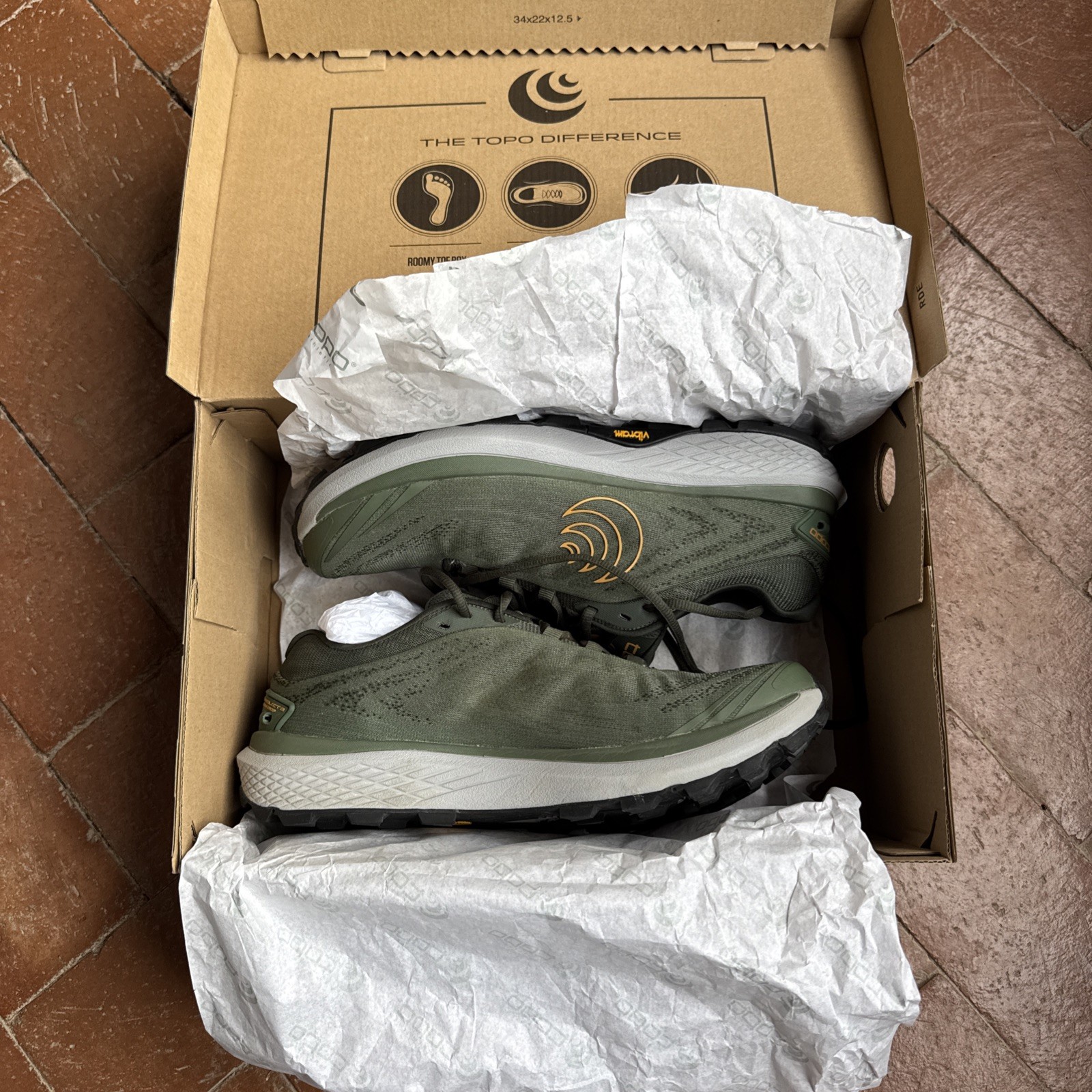 Topo Athletic Pursuit 2 Mens Size 9.5 Trail Running Shoes Green Vibram Sneakers
