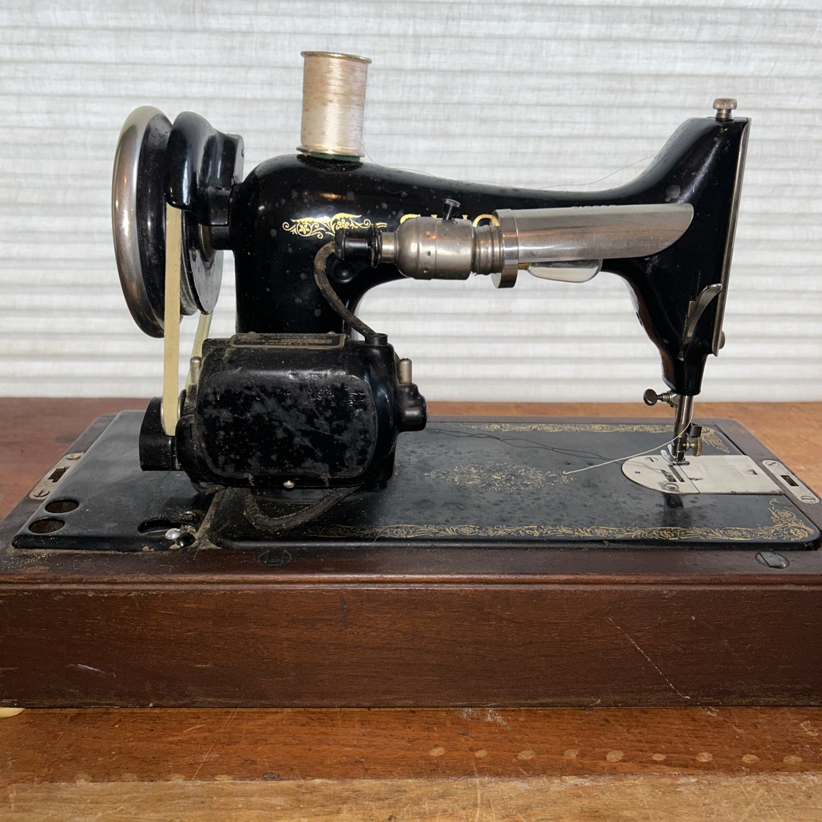 Vintage Singer Sewing Machine in Original Wood Case 🧵✂️