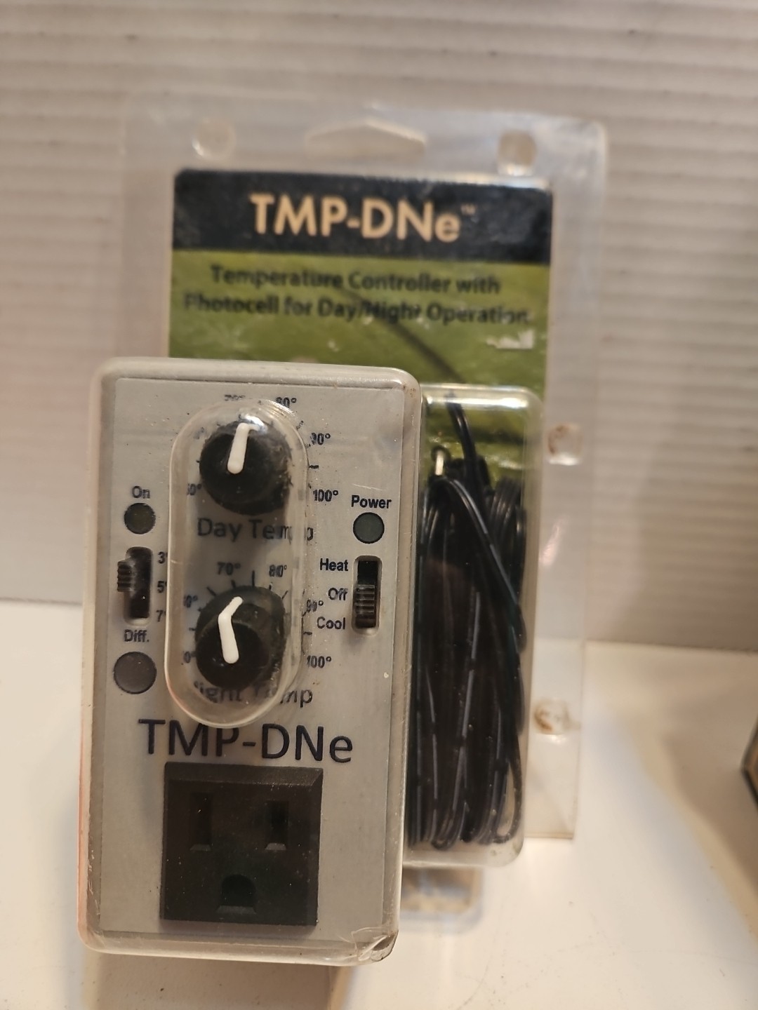 New TMP-DNe Tempature Controller With Photocell For Day/Night Operation Used