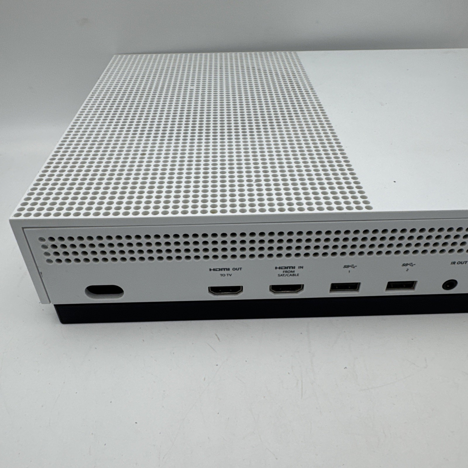 XBOX ONE S 1TB CONSOLE 1681 WITH 1 CONTROLLER & CABLES - TESTED (WBP018149)
