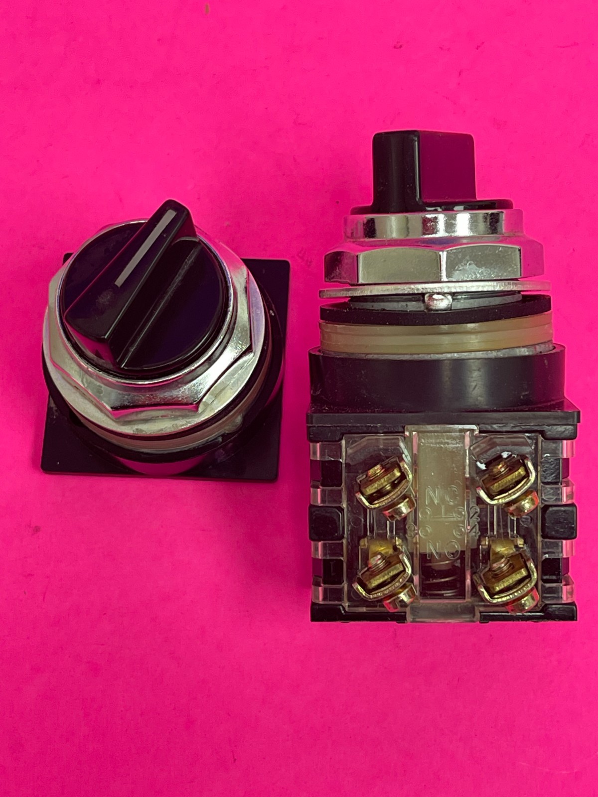 GE CR104P Selector Switch, 2-Position, Knob,1NO/1NC & Selector Switch Knob Only