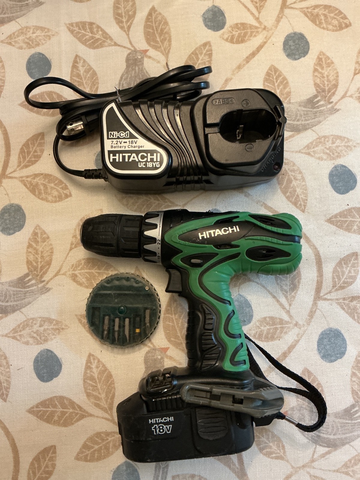 Hitachi DS18DVF3 18volt Drill  includes Charger/ 1 Battery, and Bits Tested