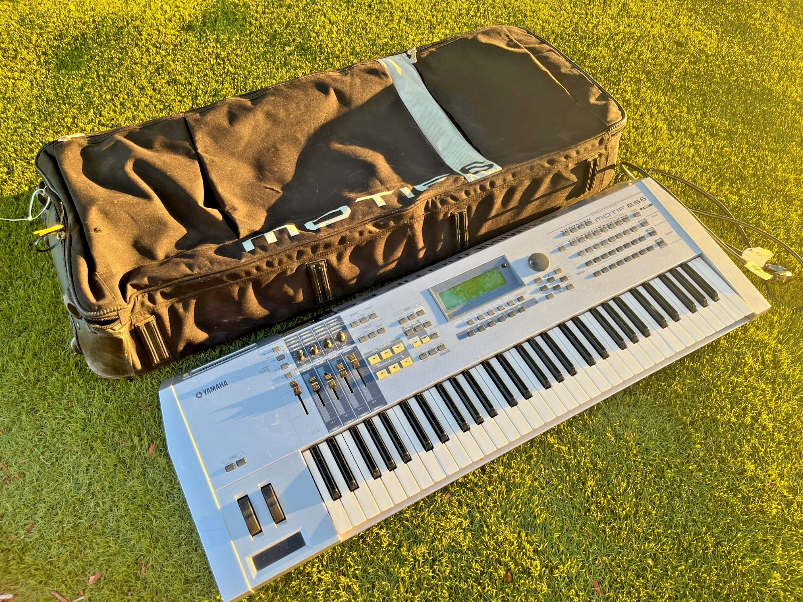 YAMAHA MOTIF ES6 SYNTH (1 OWNER ) W/FREE YAMAHA FACTORY CASE SOUNDS AMAZING!