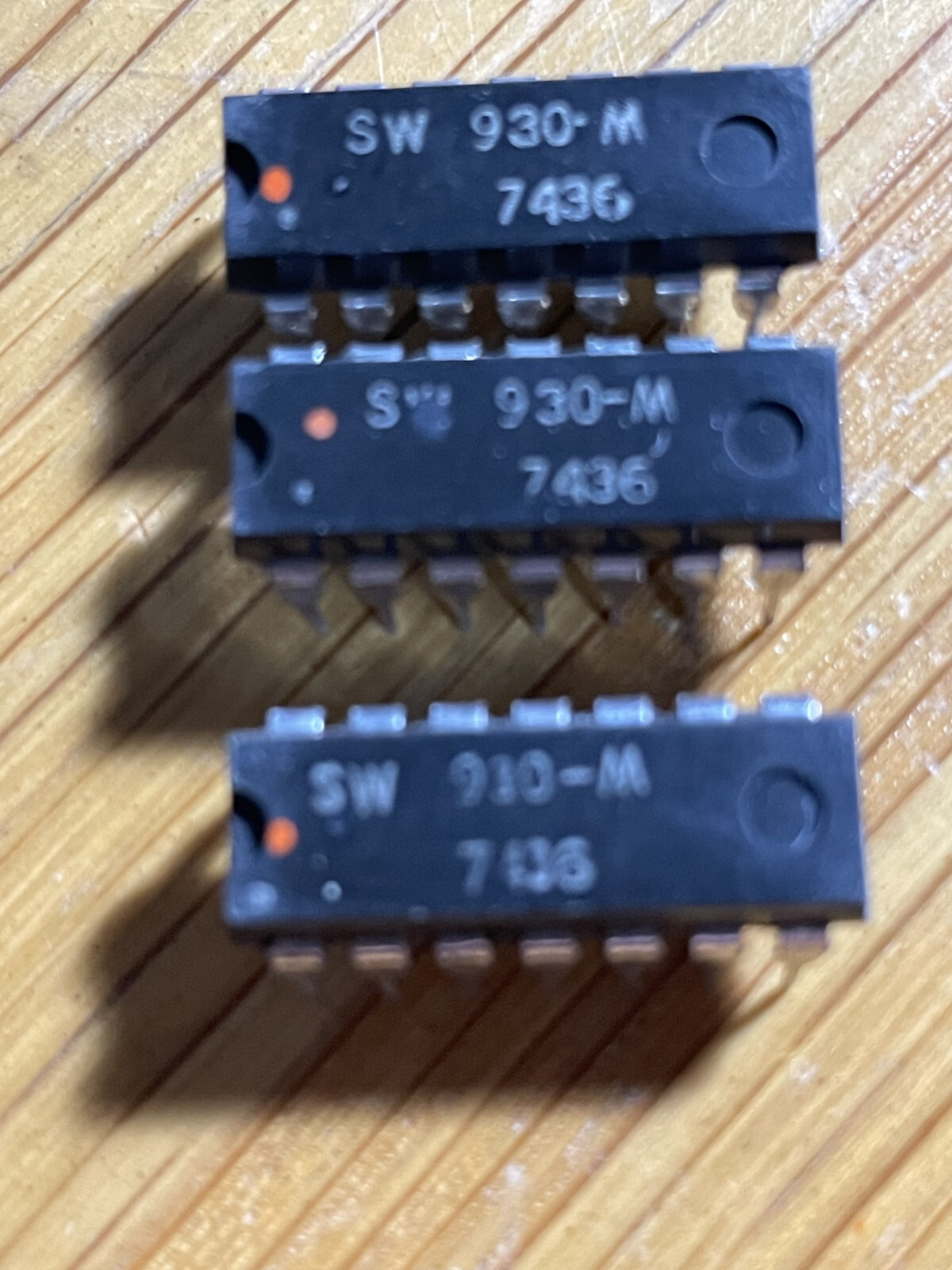 A lot of FOUR (4) NOS SW  930 M , DUAL 4 inputs NAND gate DTL ,  PDIP14.
