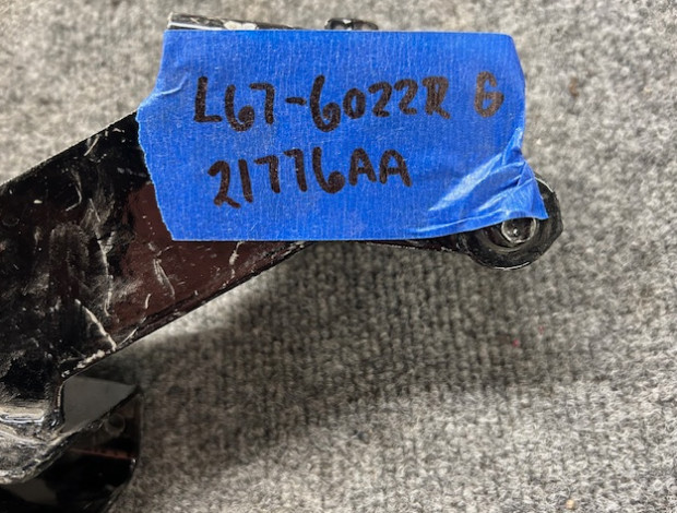 PETERBILT L67-6022R RECEPTACLE-567SFFA LOWER