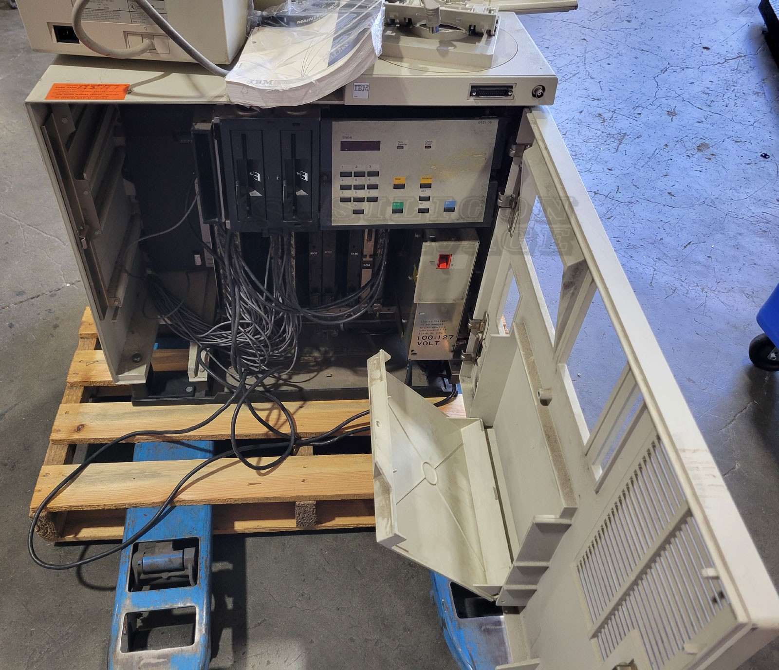 IBM 3174 1R Terminal Cluster Controller w/ 83X7944 Monitor