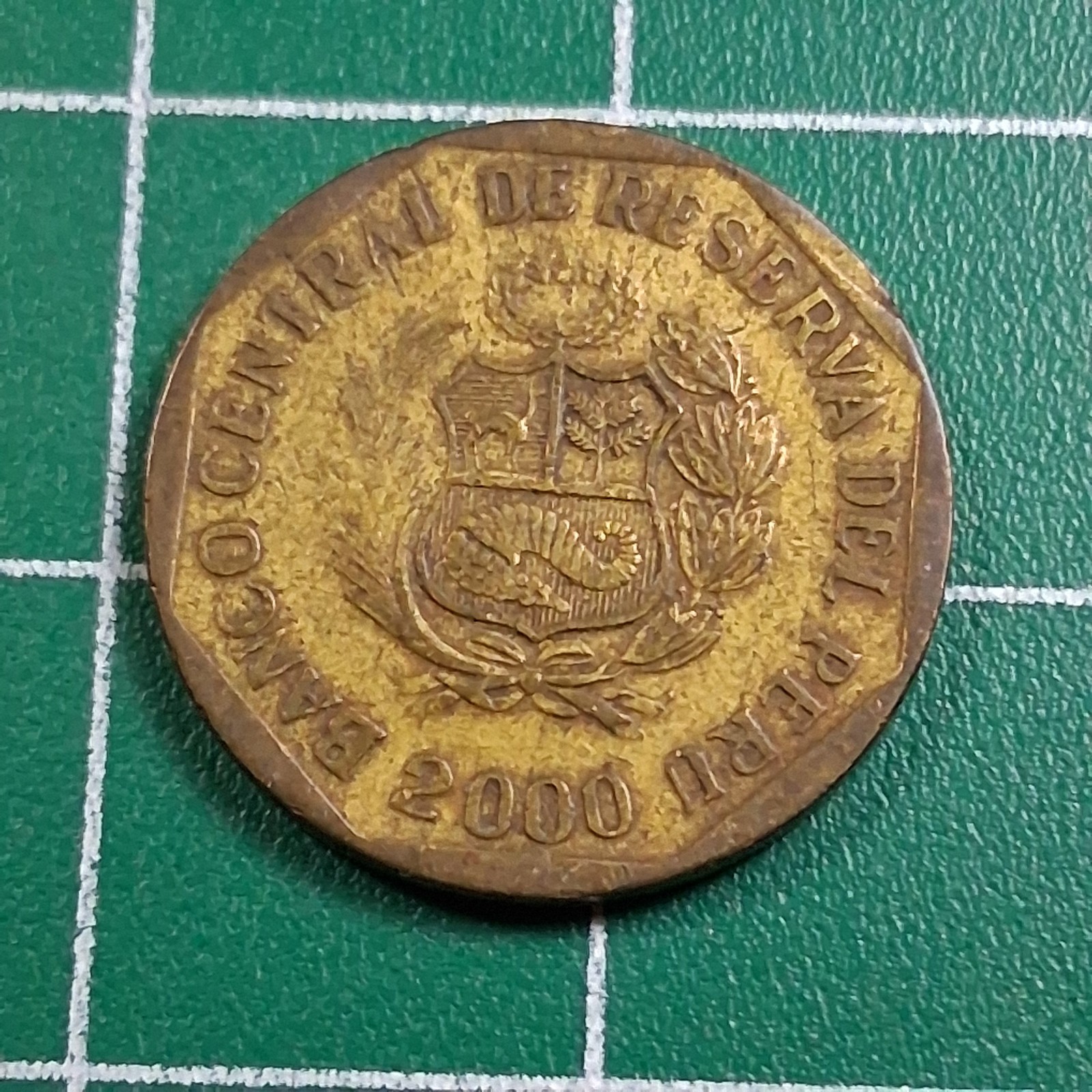 2000 Peru National Coat of Arms 10 Centimos Brass Currency Coin
