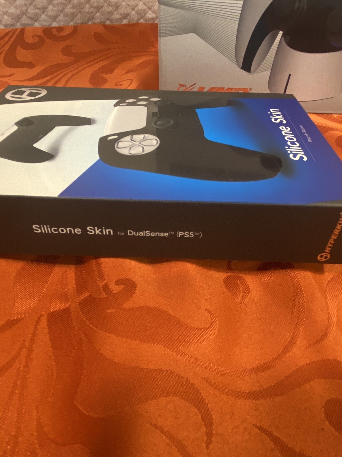 PS5 CONTROLLERS CHARGING STATION & ONE CONTROLLER SKIN