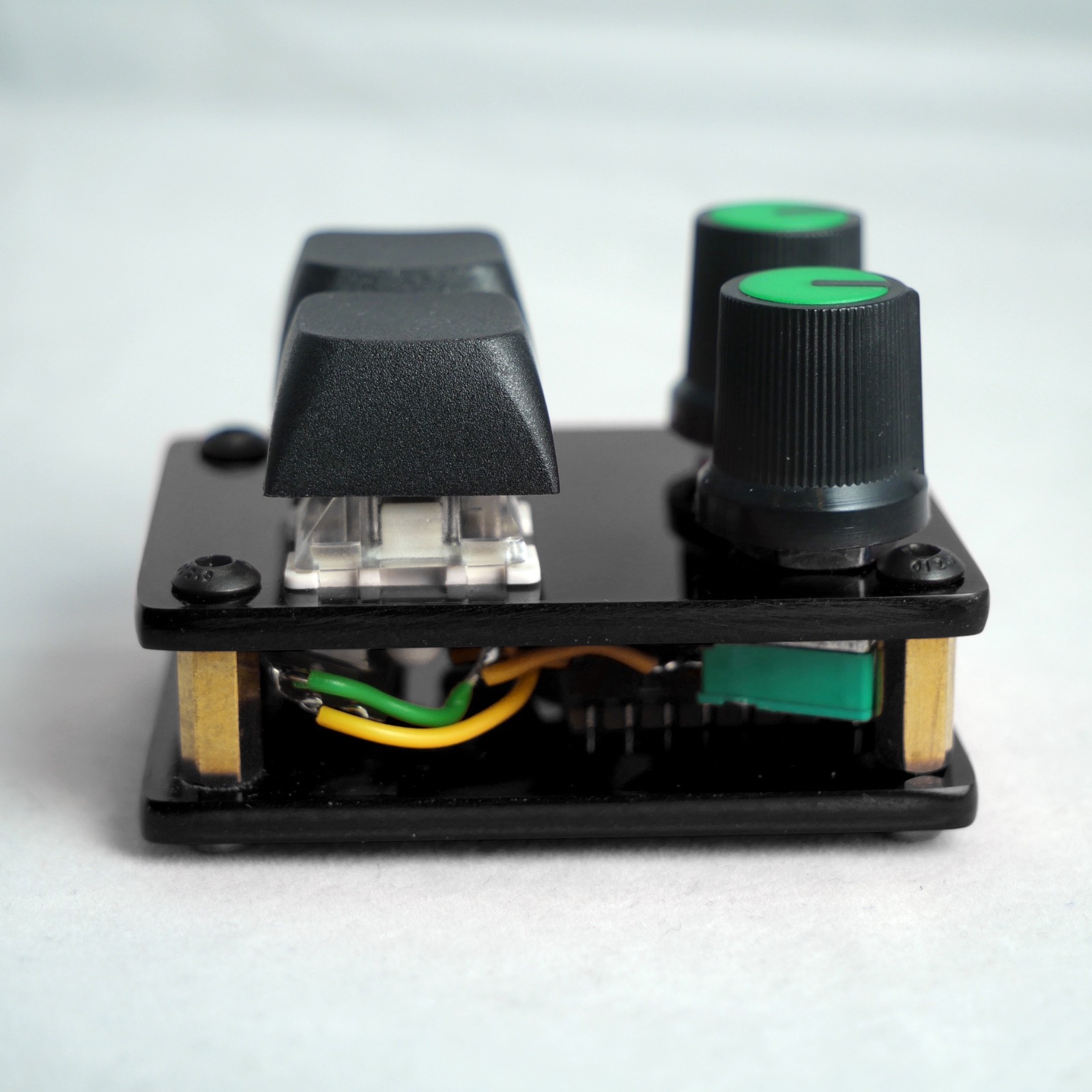 madMidiMini Compact Midi Controller with 2 Note Buttons 2 Potentiometers and LED