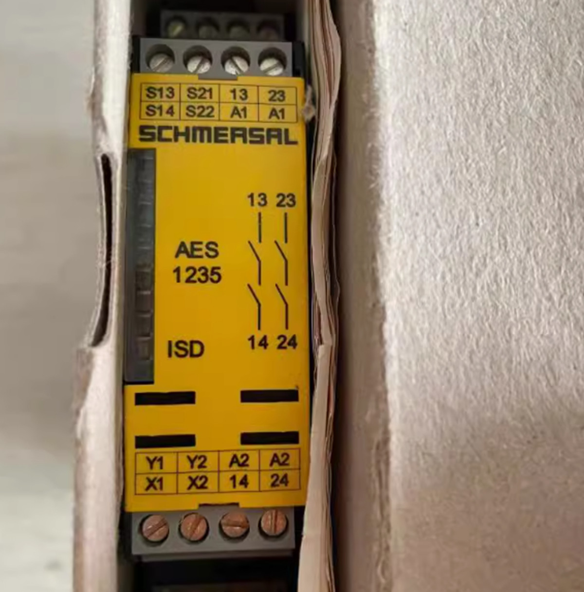 NEW SCHMERSAL AES1235 Safety Relay
