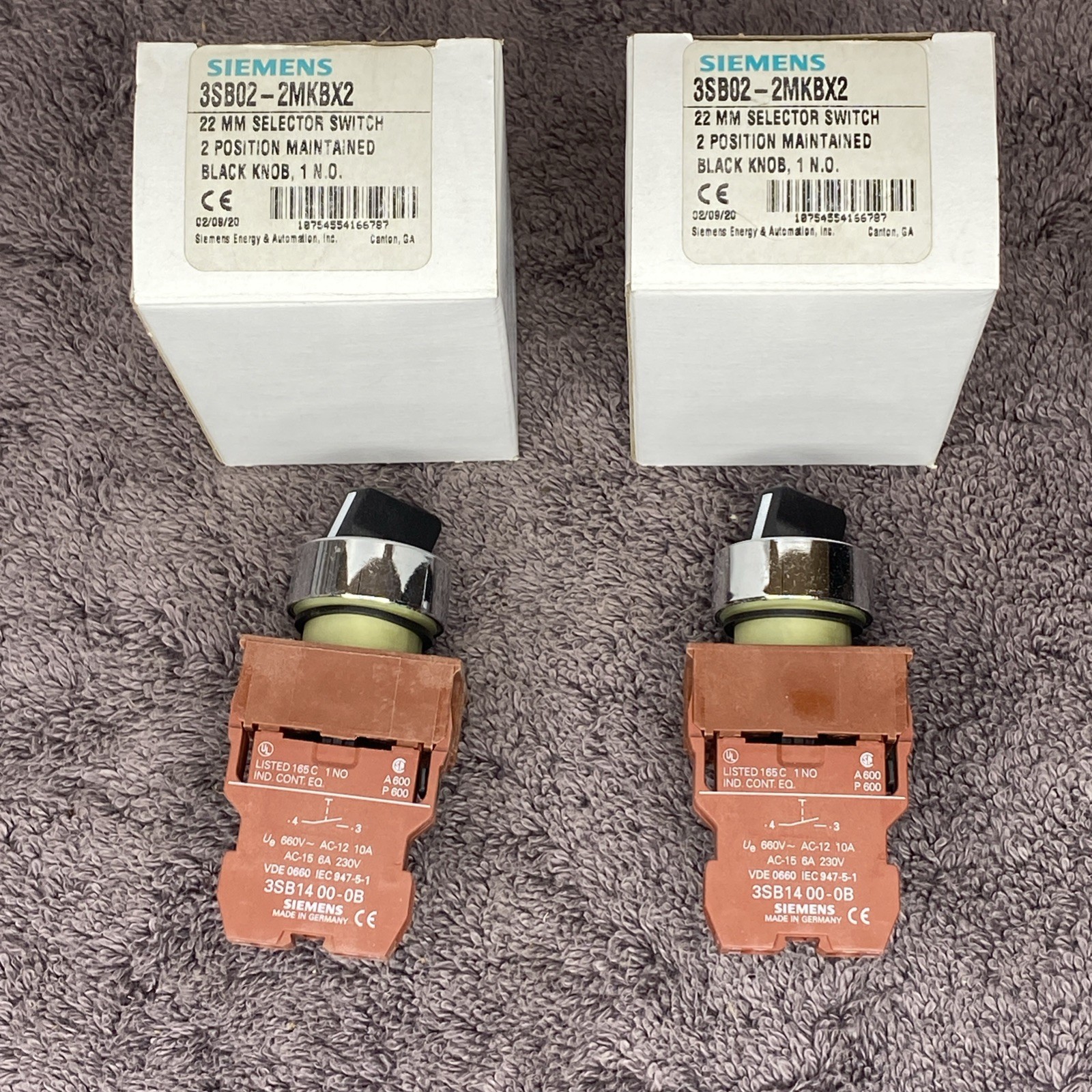 (2) Siemens 3SB02-2MKBX2 22MM Selector Switch 2 Position Maintained Black Knob