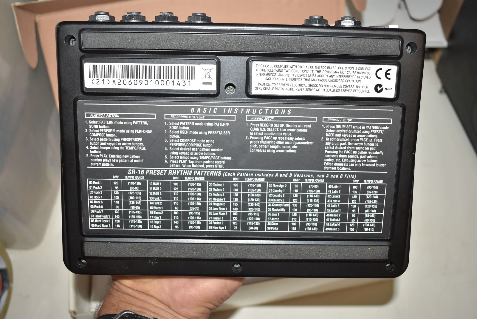 ALESIS SR-16 SR16 PROGRAMMABLE DRUM MACHINE / MIDI controller 12 pad