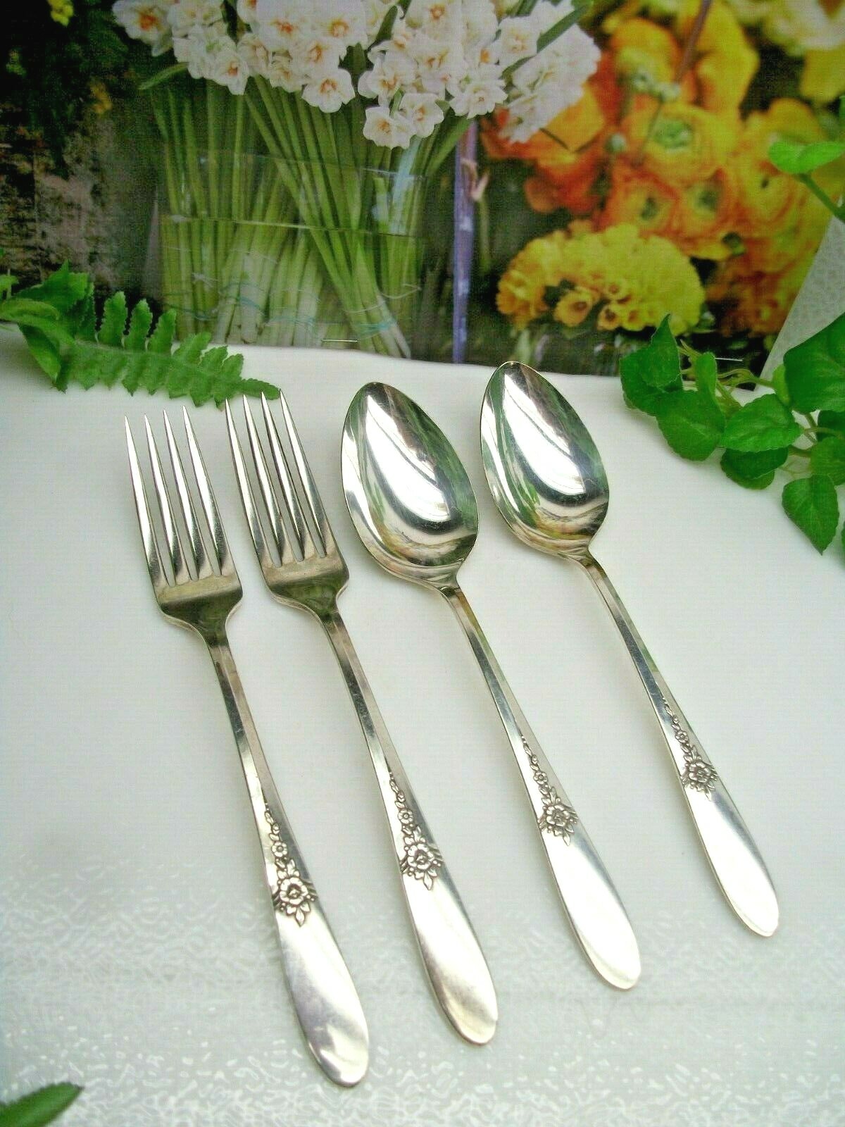 Oneida Silver     FANTASY   Silverplate  Place Soup Spoons  & Dinner Forks 1941
