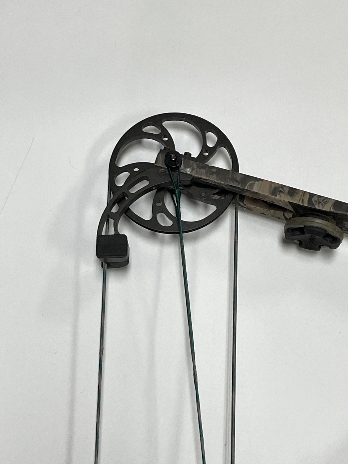 Matthews Switchback RH Compound Bow w/ Spot Hogg Sight - 70#, 35.5" Cable Length